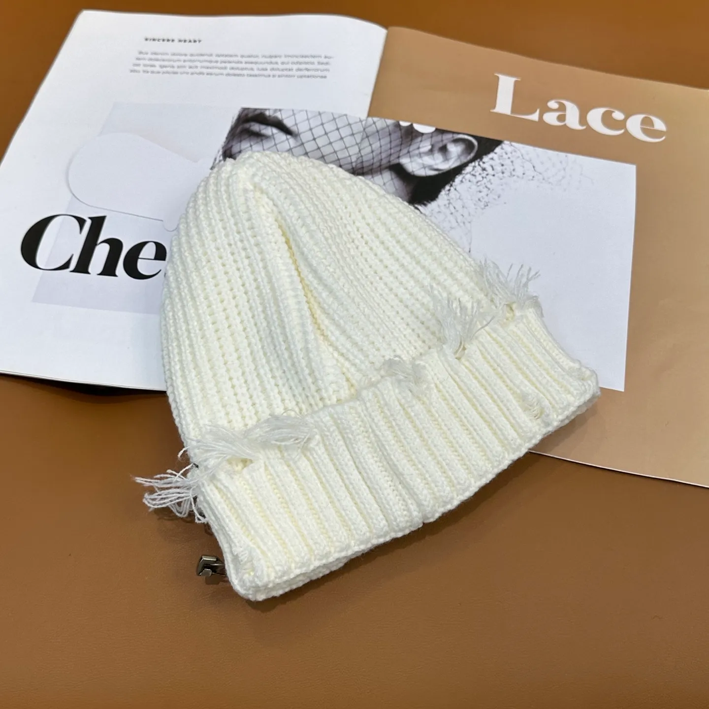 P70 🤍Chrome hearts new autumn and winter cross knitted hat🧶 One of the must-have hats in autumn and winter~ It really looks good on whoever wears it~, it is also a perfect match in black and white and gray in autumn~